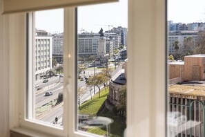 Suite, 2 Twin Beds | In-room safe, iron/ironing board, free WiFi - Home Out Marquês Suites (Lisbon)