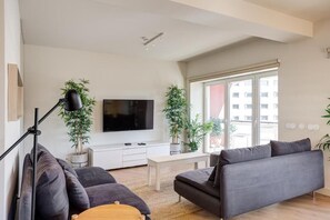 32-inch LED TV with cable channels - Home Out Marquês Suites (Lisbon)