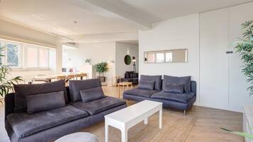 Een 32-inch ledtelevisie met kabelzenders
