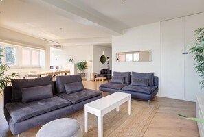 32-inch LED TV with cable channels - Home Out Marquês Suites (Lisboa)