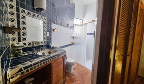 Douche, serviettes fournies, savon, papier toilette