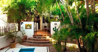 3 bdrm house with Private Pool & Steps from Manzanillo Beach