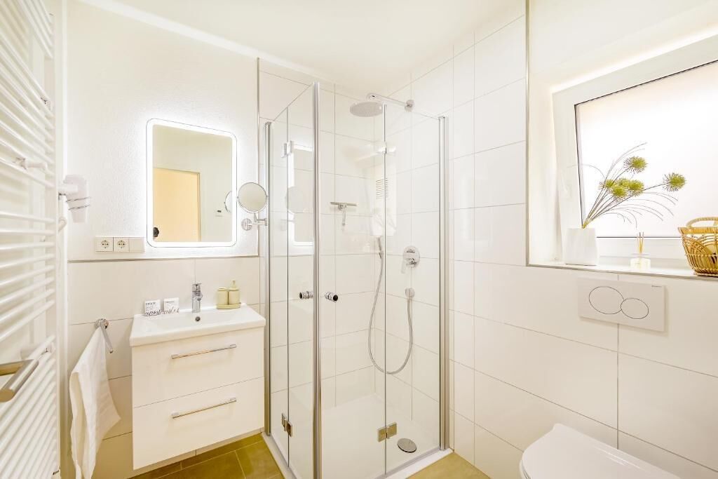 Dusche, Haartrockner, Handtücher, Seife