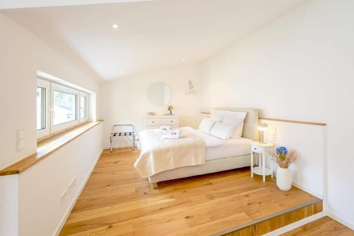 Casa Deluxe, vista al patio | Escritorio, espacio para trabajar con laptop y cortinas blackout 