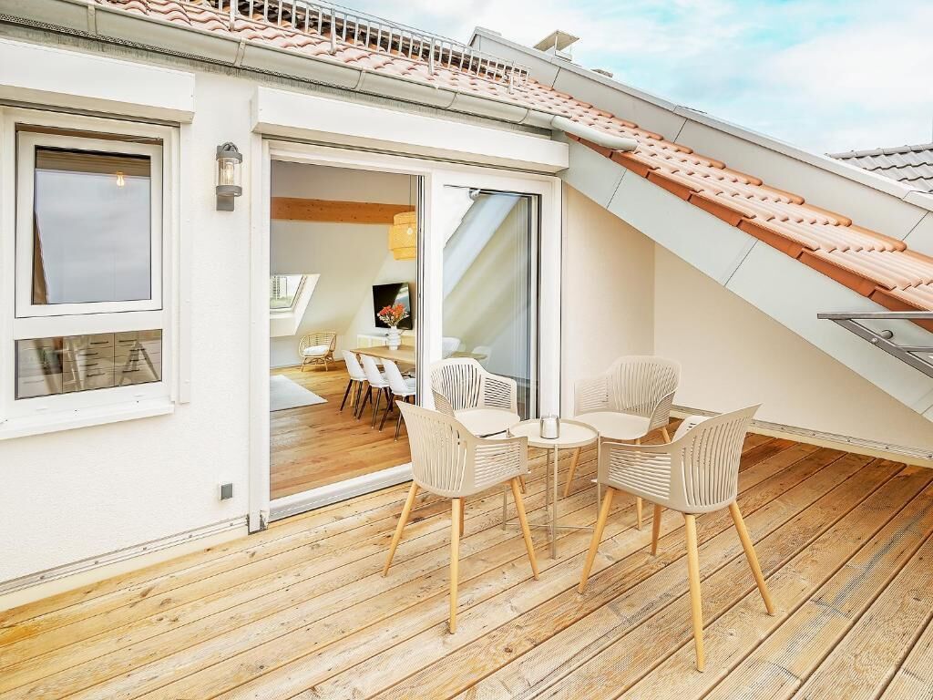 Apartamento superior, vista para o pátio | Opções para refeição ao ar livre
