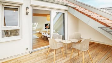 Apartamento superior, vista para o pátio | Opções para refeição ao ar livre