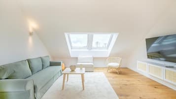 Departamento superior, vista al patio | Área de sala de estar