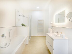 Apartamento superior, vista para o pátio | Banheiro | Chuveiro, secador de cabelo, toalhas de banho, sabonete