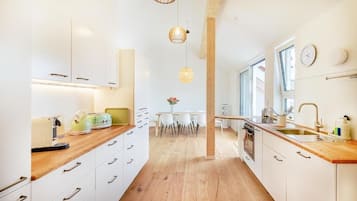 Superior-Apartment, Blick auf den Innenhof | Eigene Küche | Kühlschrank, Ofen, Herdplatte, Geschirrspüler