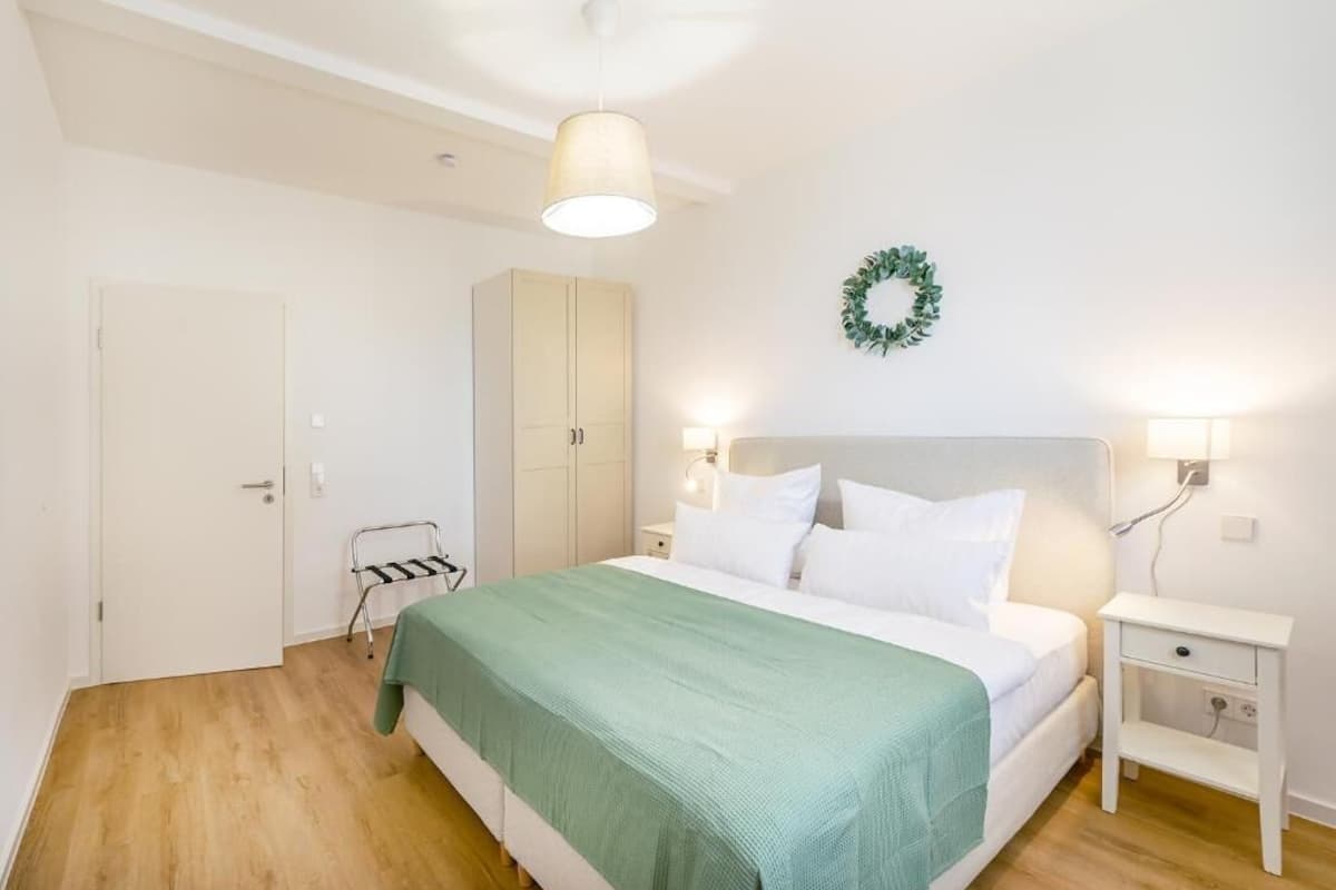 Departamento Confort, balcón, vista al patio | Escritorio, espacio para trabajar con laptop y cortinas blackout 