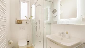 Dusche, Haartrockner, Handtücher, Seife