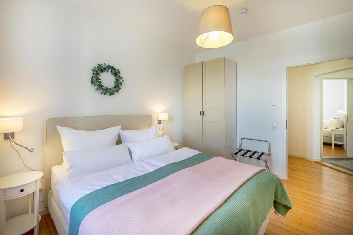 Departamento Deluxe, balcón, vista al patio | Escritorio, espacio para trabajar con laptop y cortinas blackout 