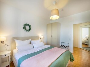 Apartamento luxo, sacada, vista para o pátio | Escrivaninha, espaço de trabalho para notebook, cortinas blackout