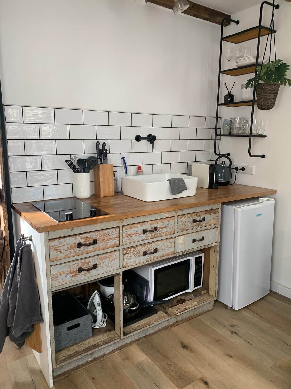 Coffee/tea maker, fridge, microwave, stovetop