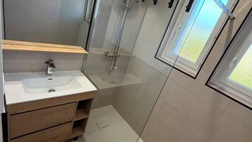 Dusche, Haartrockner, Handtücher, Toilettenpapier