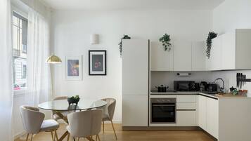 Coffee/tea maker, fridge, microwave, oven