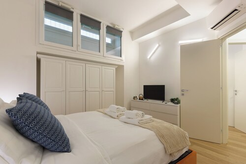 Duomo & Corso Magenta Luxury Duplex Suite | 2BR, 2 Baths, Sleeps 6 - Via Nirone 8