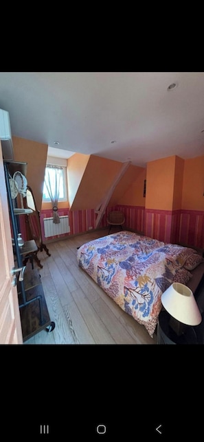 3 bedrooms, internet, bed sheets