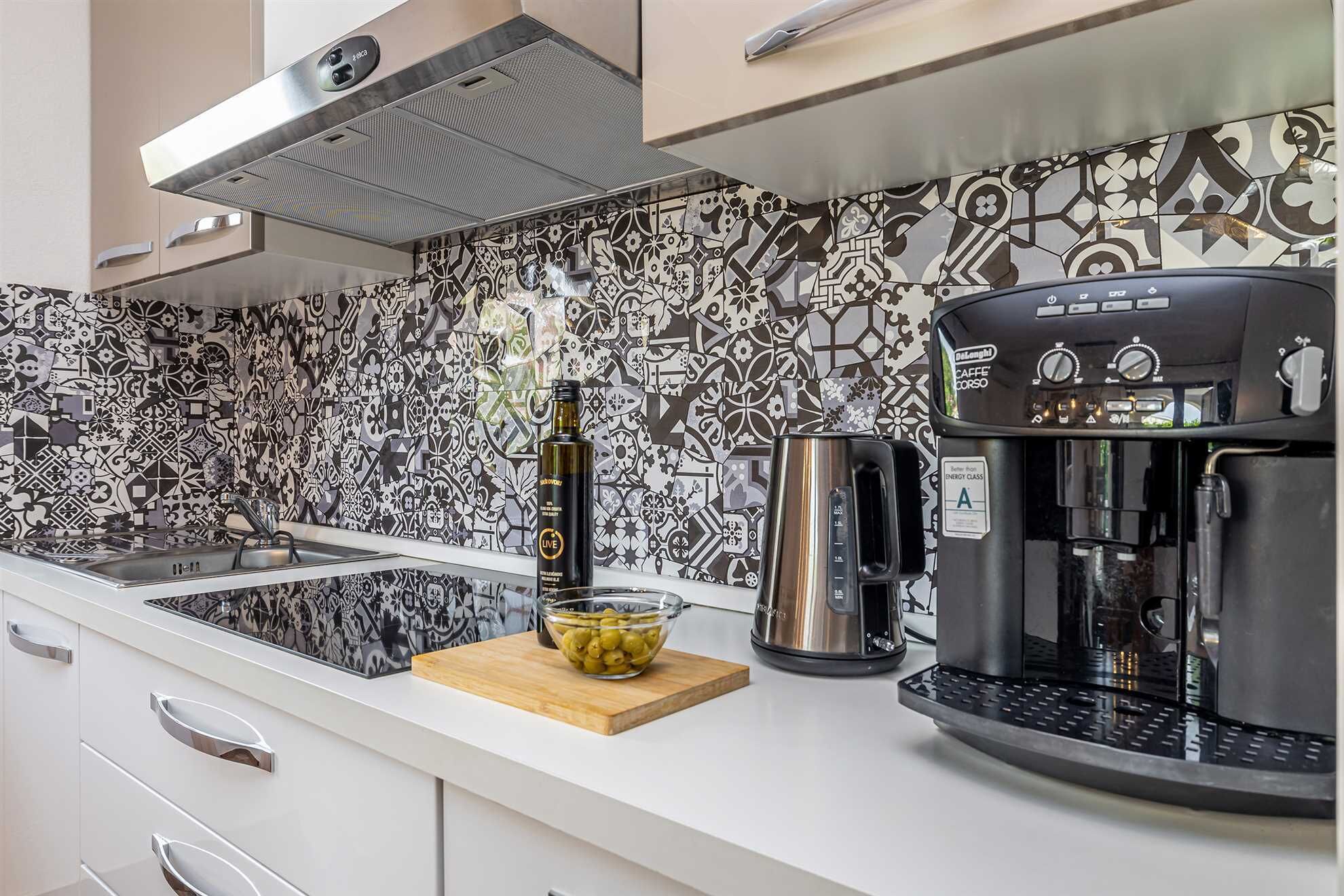 Coffee/tea maker, fridge, oven, stovetop