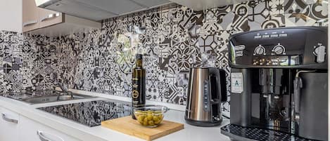 Coffee/tea maker, fridge, oven, stovetop