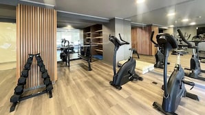A gym with exercise equipment, wooden flooring, and a mirrored wall. - Rbk Dpto new a pasos del Movistar Arena (Santiago)