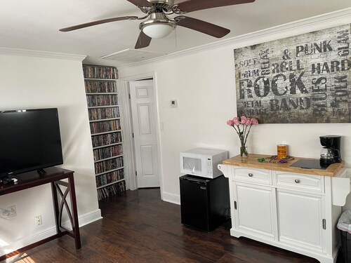Quiet safe neighborhood 1bd/1ba mini suite, covered carport parking very private