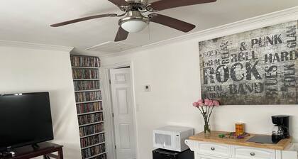 Quiet safe neighborhood 1bd/1ba mini suite, covered carport parking very private
