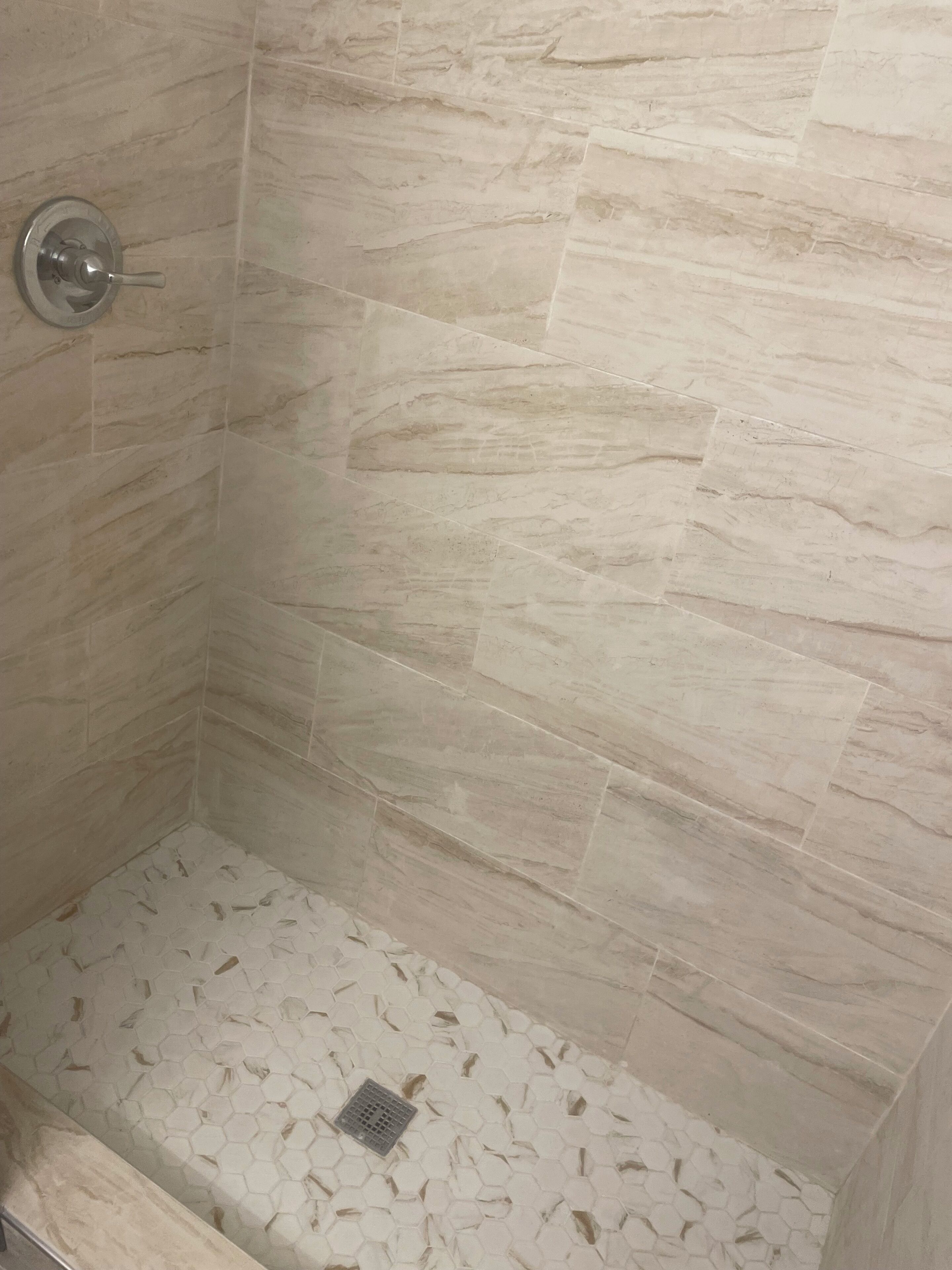 Ducha, secador de pelo, toallas, jabón