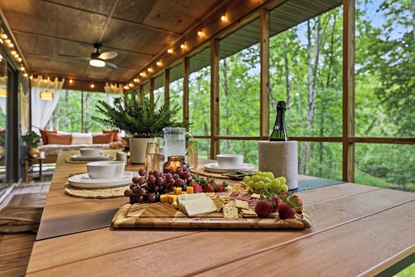 Outdoor dining on the screened in porch