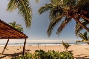 On the beach, beach bar - Puerta Paraiso Hotel Boutique (Zihuatanejo)