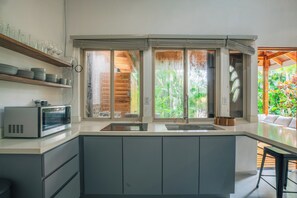 Wasserkocher mit Kaffee-/Teezubehör, Kühlschrank, Mikrowelle, Ofen