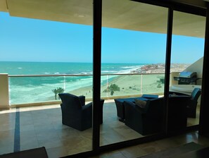 Ein Balkon mit Meerblick und einem Grill.