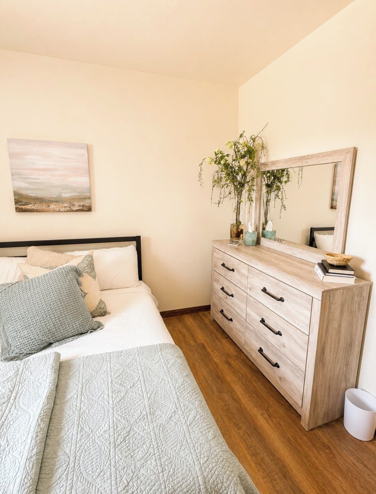 3 habitaciones, escritorio y tabla de planchar con plancha 