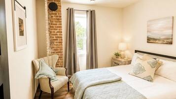 3 bedrooms, desk, iron/ironing board, travel crib