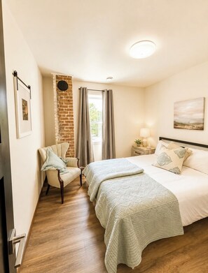 3 bedrooms, desk, iron/ironing board, travel crib