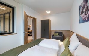 2 slaapkamers, een strijkplank/strijkijzer, beddengoed