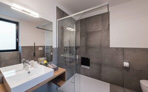 Shower, hair dryer, towels, soap - Nuss Apartment, 60 m², ground floor, family-friendly, and comfortable (Trentino-Alto Adige)