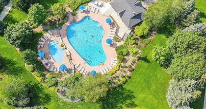 Cozy Blue Mountain Condo with Pool & Shuttle