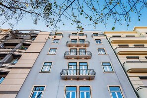 A multi-story building with balconies, large windows, and a clear sky. - Double Suite @ Guest Inn 2 Boutique House (campo pequeno)
