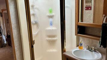 Regadera, toallas, jabón, papel de baño