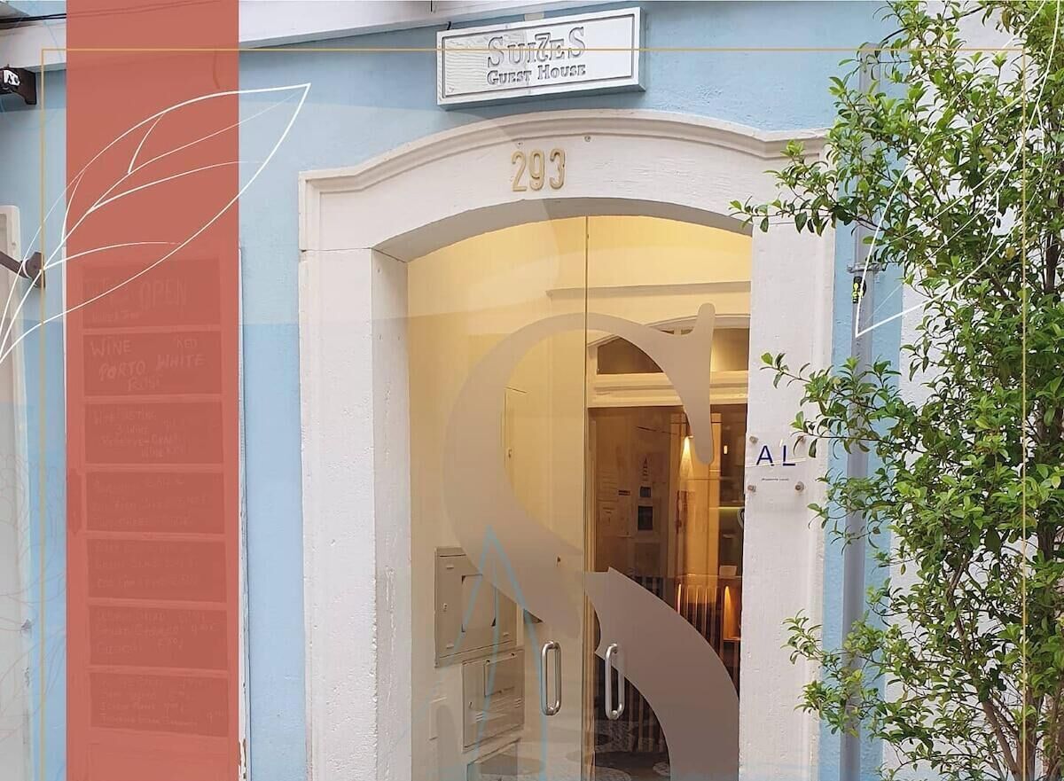 Ingresso di un hotel con un cartello che riporta 'Surges Guest House' e il numero '293' sopra la porta.