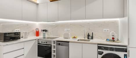 Coffee/tea maker, fridge, microwave, oven