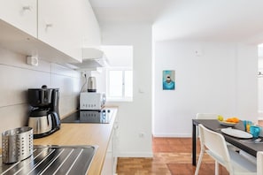 A modern kitchen with a coffee maker, microwave, and toaster on the counter. - Live Well, Beach Guest Home with Pool (with A/C) (Vila Nova de Gaia)