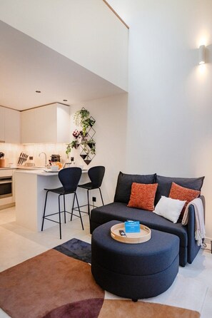 A modern living space with a kitchen, a dining area, and a sofa. - Urban Loft @ Terracotta Collection (Porto)
