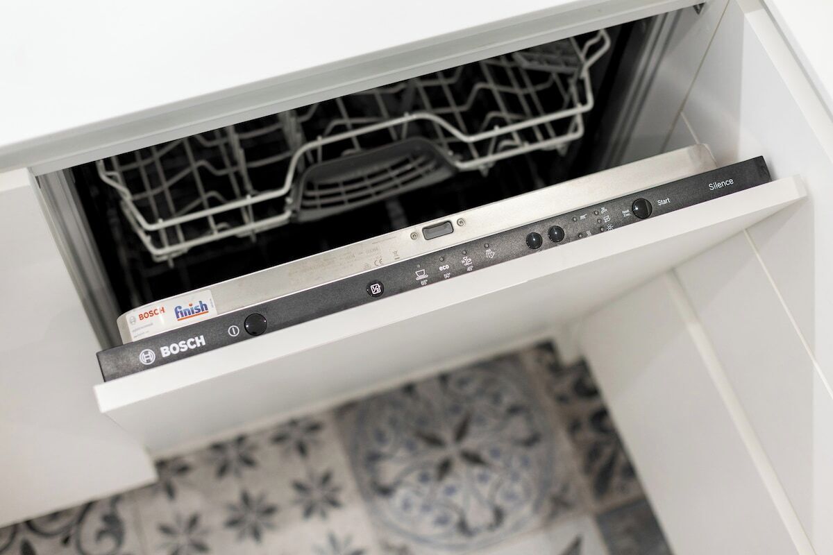 Un lave-vaisselle Bosch dans un meuble de cuisine.