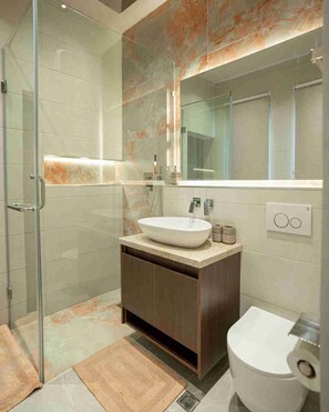 Shower, towels, soap, toilet paper - Luxury 2BR Apartment in Ikoyi (Lagos)