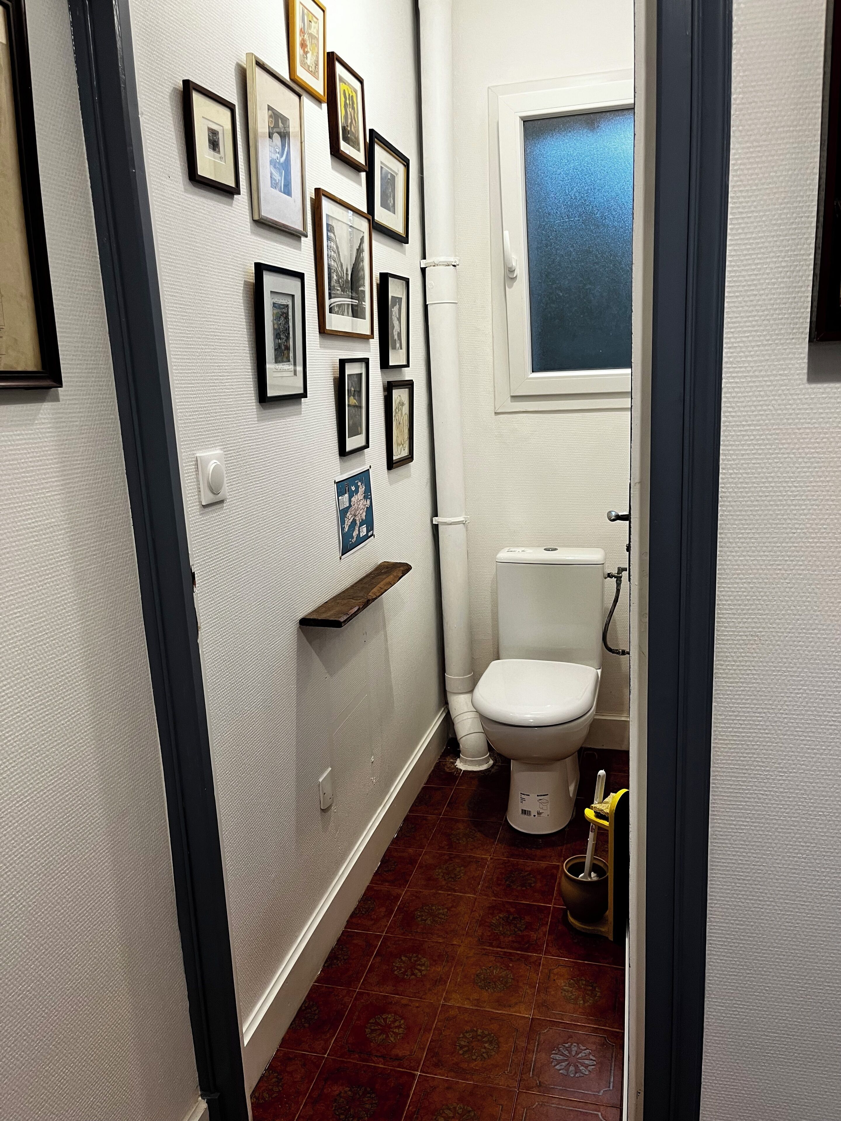 Hair dryer, bidet, towels, toilet paper