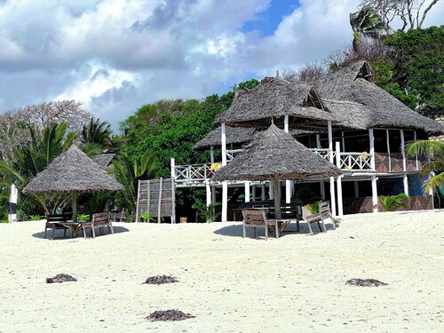 Villa Mbingu - Beach Front Villa