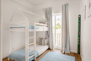 A bunk bed room with a window, curtains, and a green wall decoration. - Seaside Family Stays | Walk to the Beach, Caxias (Caxias)