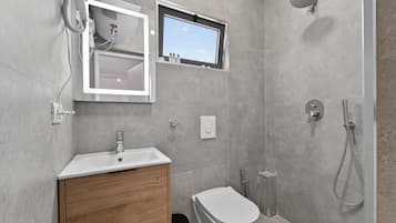 Dusche, Haartrockner, Hausschuhe, Handtücher